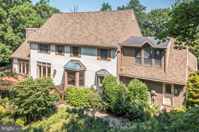 Building Photo - For Rent! Large 5-Bedroom, 3.5-Bath Home with Scenic Views