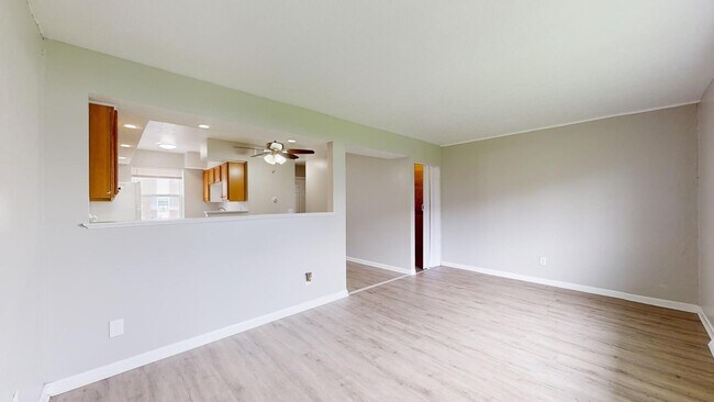 Building Photo - 3 Bedroom/1 bathroom renovated townhouse.