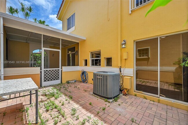 Building Photo - 11201 Lakeview Dr
