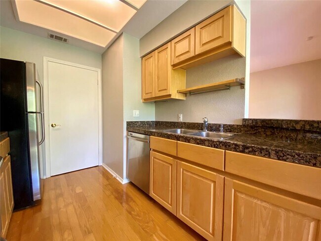 Building Photo - 4711 Spicewood Springs Rd
