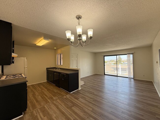 Building Photo - Quail Meadows Upstairs Condo with Easy Access to 101 Frwy/VSFB
