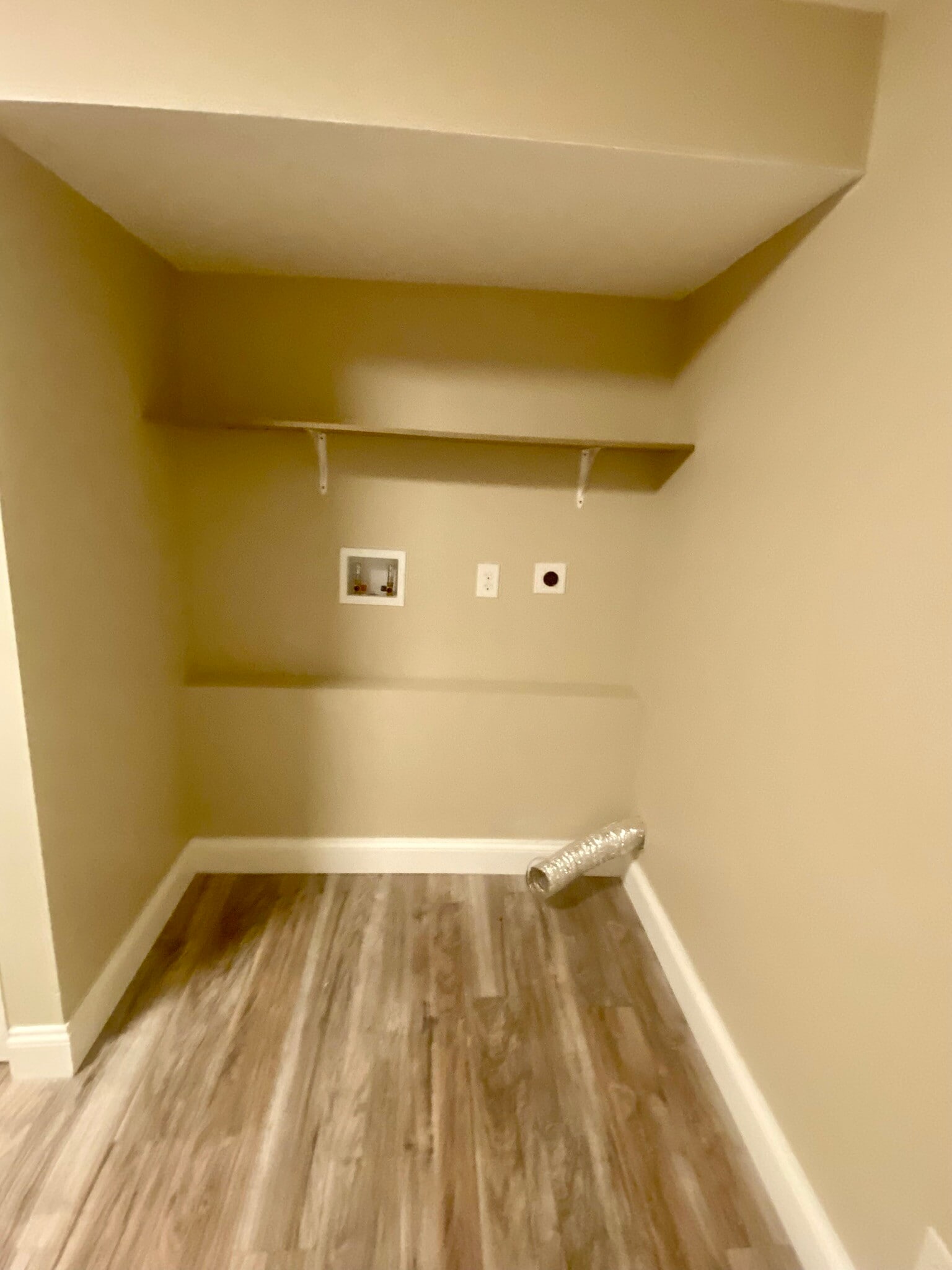 Washer/Dryer hook up - 12402 Buchanan Trl W