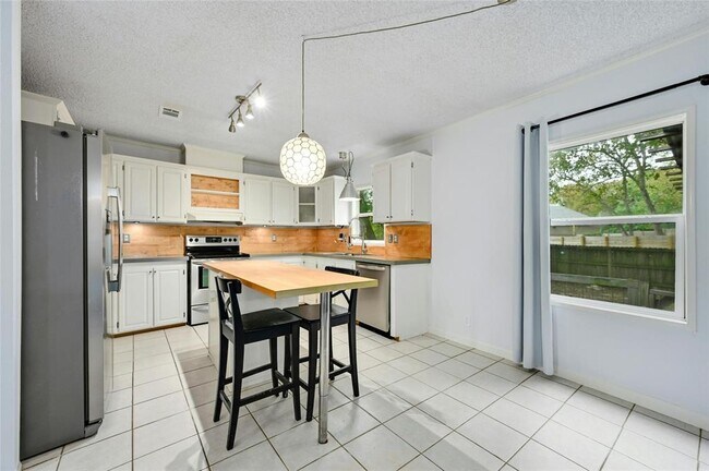 Building Photo - 1619 J J Seabrook Dr