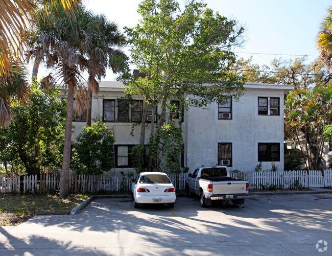 Building Photo - 1801 Riverview Dr