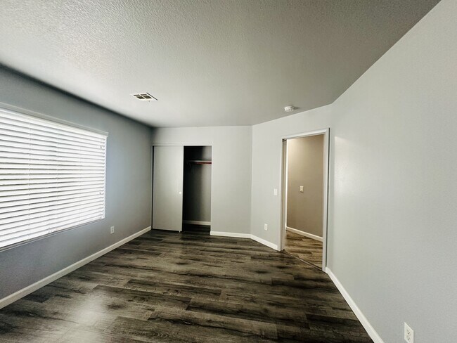 Building Photo - 10911 Vallerosa St