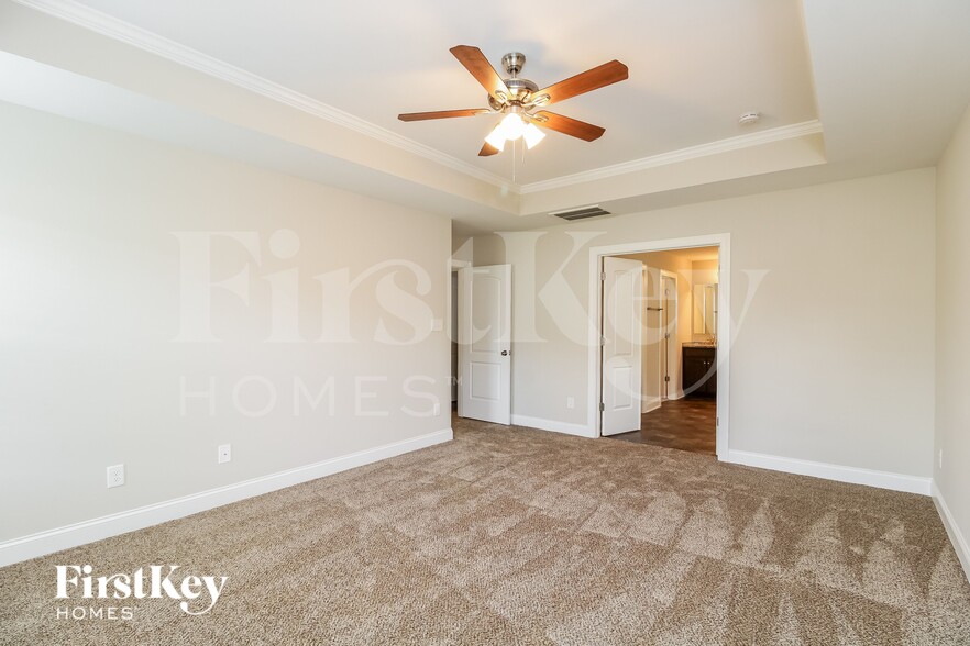 Building Photo - 2207 Talon Dr