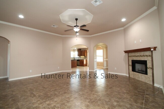 Building Photo - Evergreen Estates Beauty!