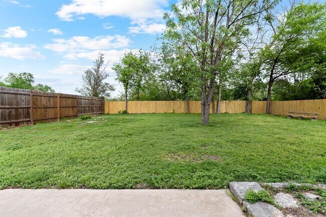 Building Photo - 305 Pecan Ln