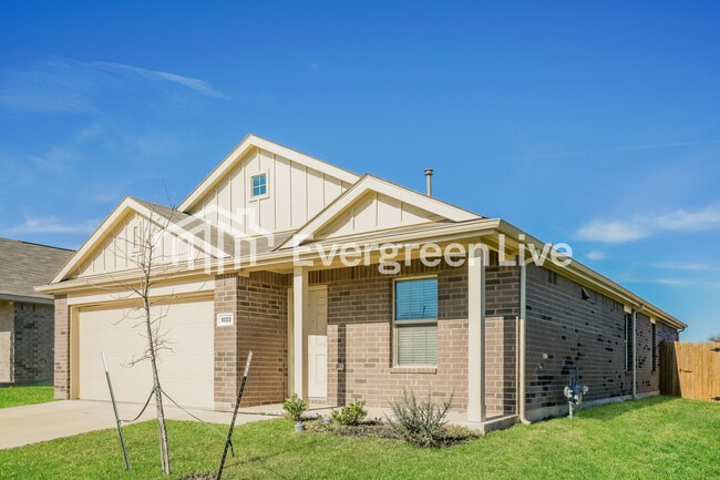 Building Photo - 1033 Crestview Dr
