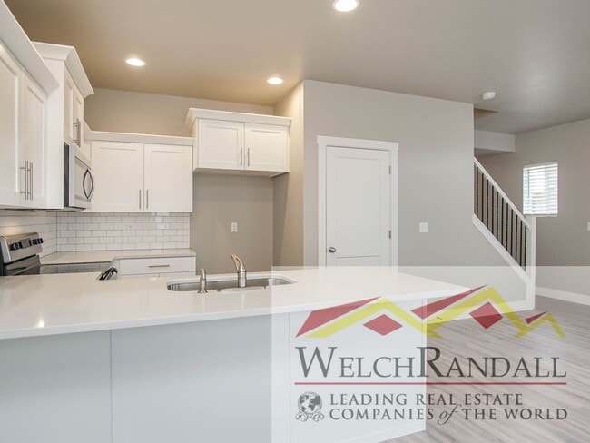 Building Photo - Beautiful 3 Bed 2.5 Bath Townhome in West ...