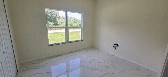 Building Photo - Great SW Location-Three Bedroom -two bath