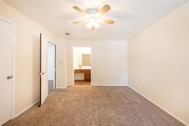 Building Photo - 910 Augusta Dr