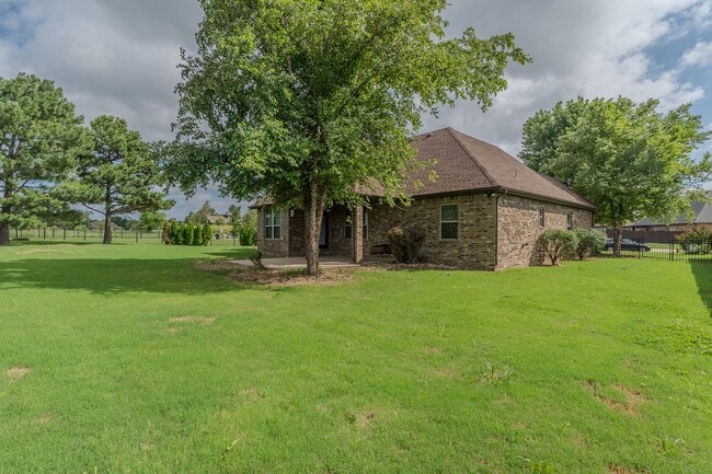 Building Photo - 4 BR Farmington Home!