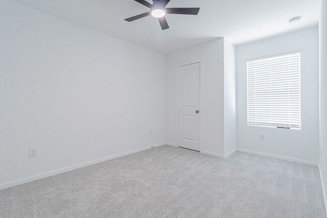 Building Photo - MOVE IN READY 4 BD | 2 BA | 2 CAR GARAGE B...