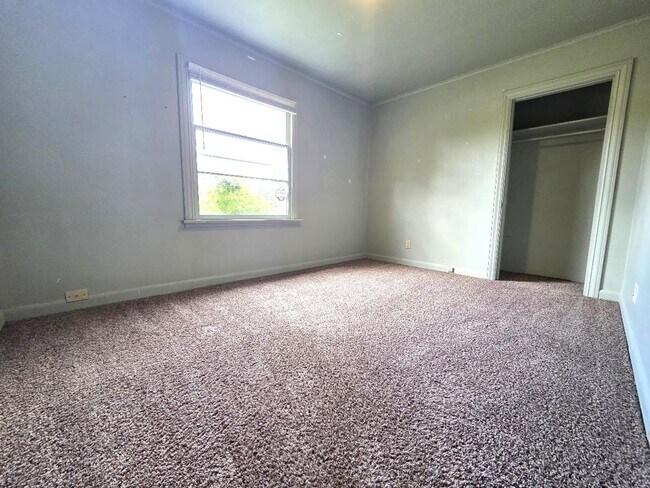 Building Photo - 3 Bedroom, 1 Bath Single Family Home!