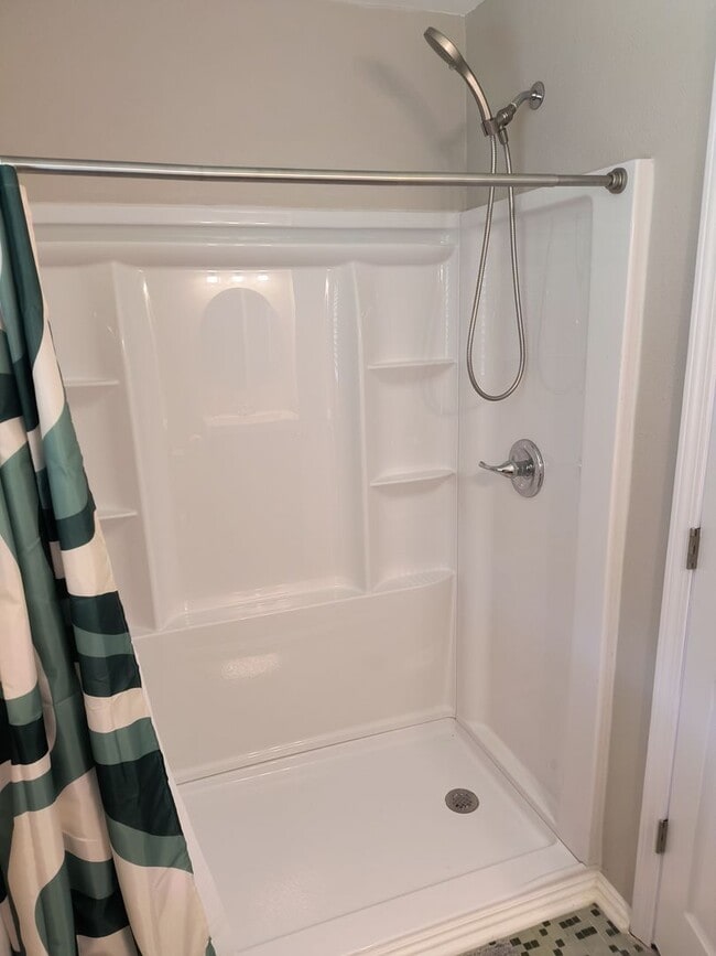 Building Photo - GORGEOUS REMODELED 3 BEDROOM 2 BATH