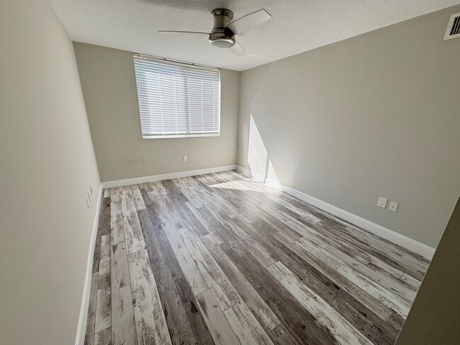 Building Photo - 300 Scotia Dr