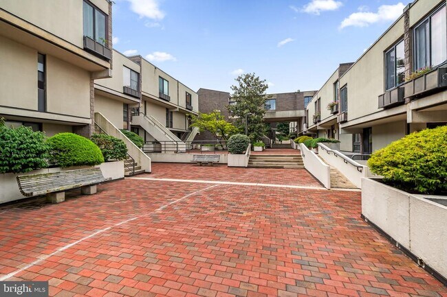 Building Photo - 2302 Wineberry Terrace