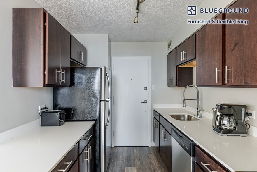 Building Photo - 5600 N Sheridan Rd