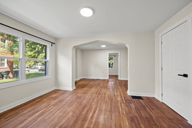 Building Photo - 1383 Eastview Ave