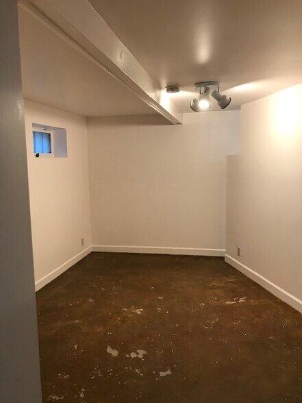 Bedroom 2 - a room divider seen to the right creates a large closet - 87 Druid Cir NE