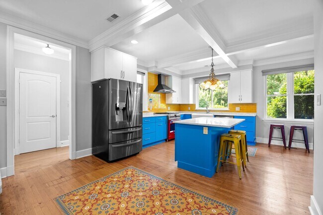 Building Photo - Gorgeous and Spacious 3 Bedroom Ranch in T...