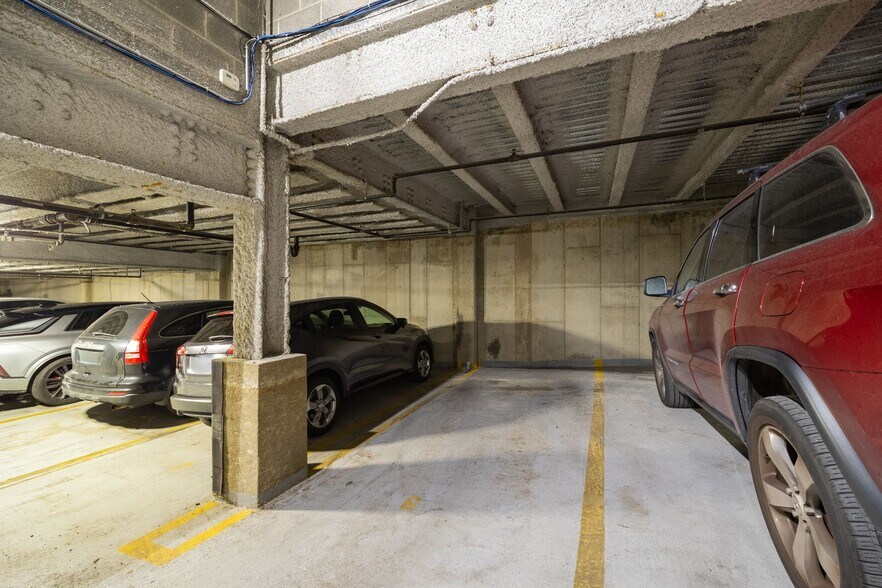 Building Photo - 711 W Grand Ave