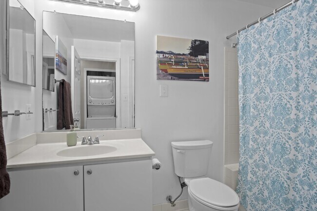 Building Photo - Comfortable, convenient, and well located Ashburn condo.