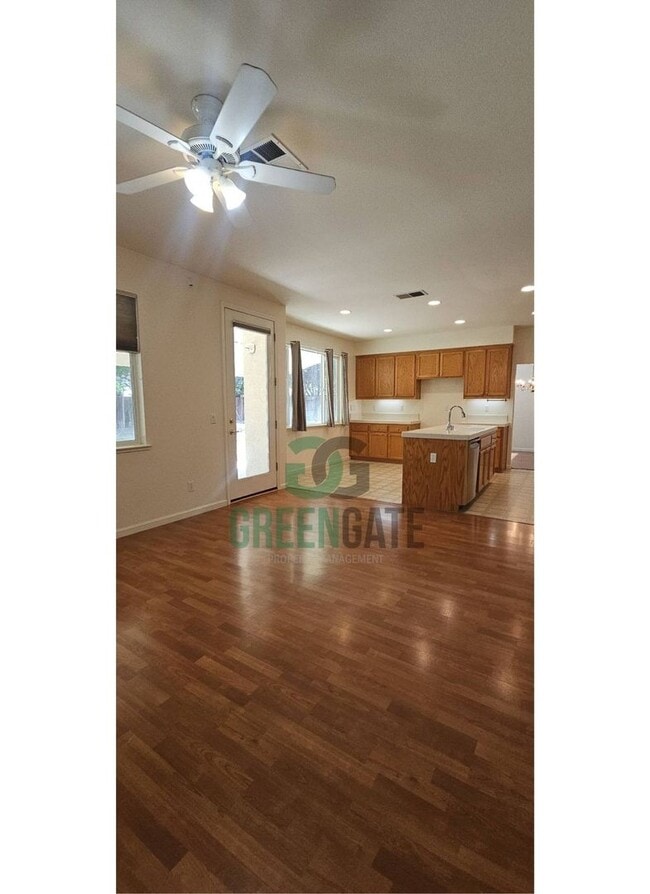 Building Photo - Beautiful 4 Bedroom, 3 Bathroom Home in Tr...