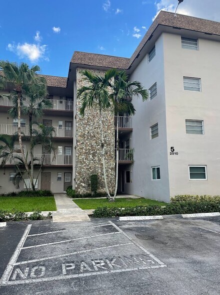 Building Photo - 2510 SW 81st Ave