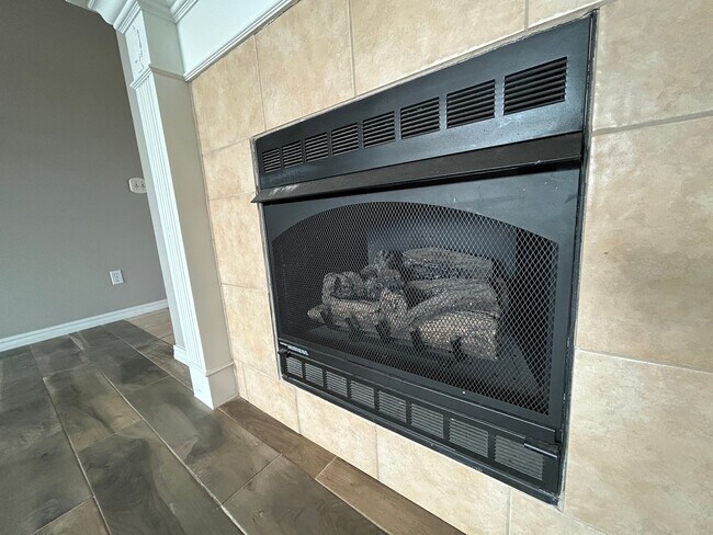 Building Photo - Spacious 3 bed 2 bath Single Family with a Large Fenced Backyard!