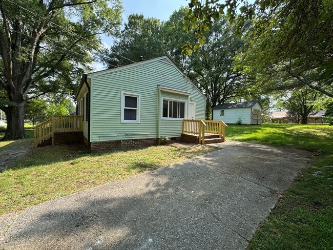 Building Photo - 2bed/1bath w/ detached garage!