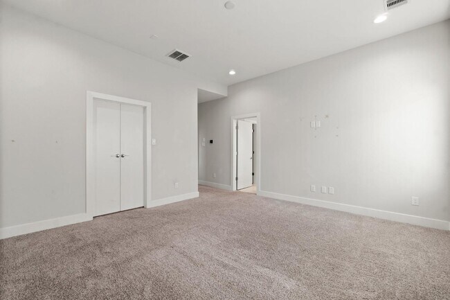 Building Photo - 3362 Pinemont Dr