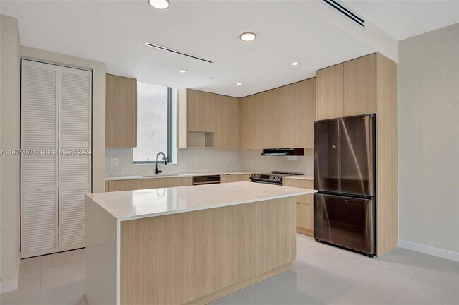 Building Photo - 2692 SW 25th Ave