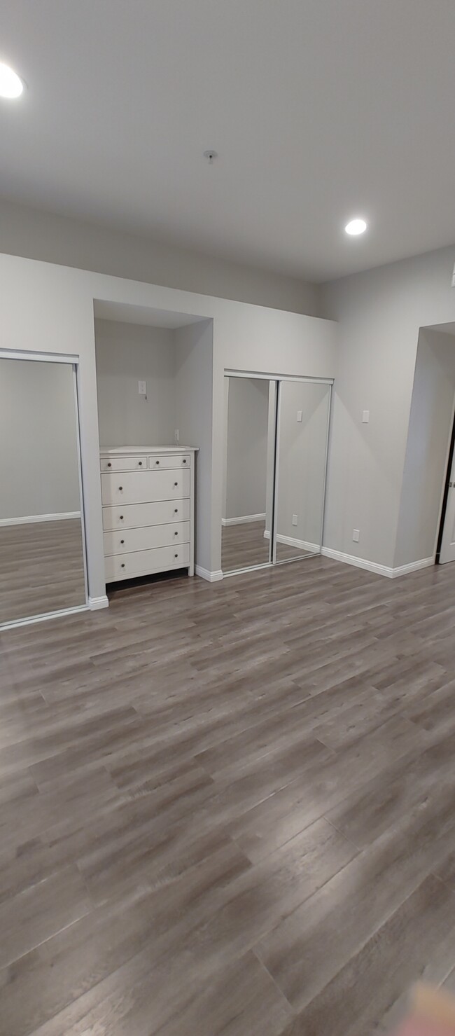 Building Photo - 2601 S Broadmoor Dr