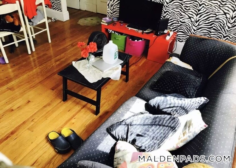 Building Photo - 349 Pleasant St