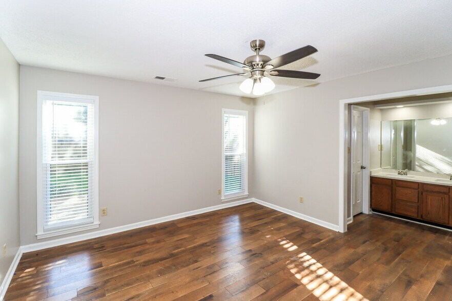 Building Photo - 2821 Lanthorn Dr