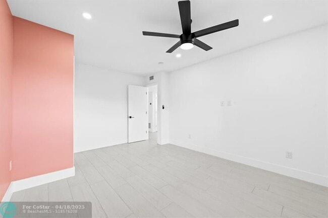 Building Photo - 877 NE 195th St