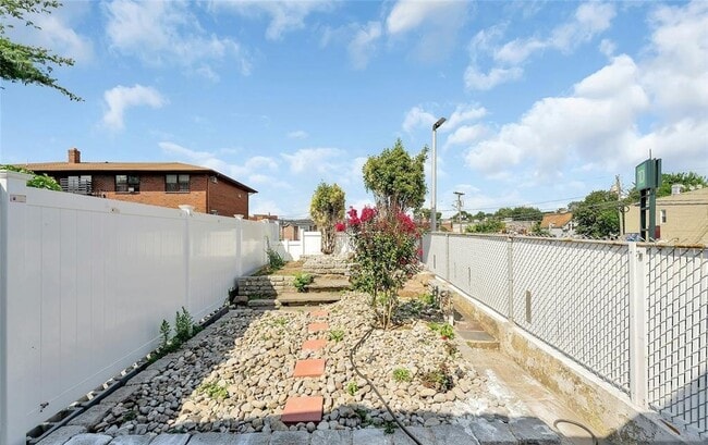 Building Photo - 425 Hancock Pl