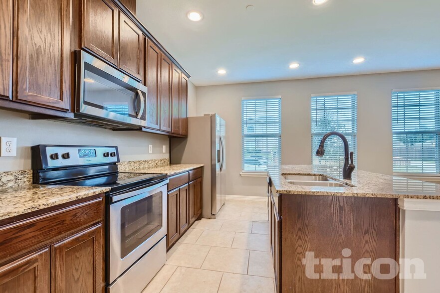 Building Photo - 1990 Timber Oaks Dr