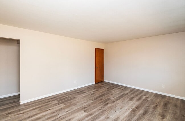 Building Photo - Lovely 3 Bedroom 2 Bathroom Home