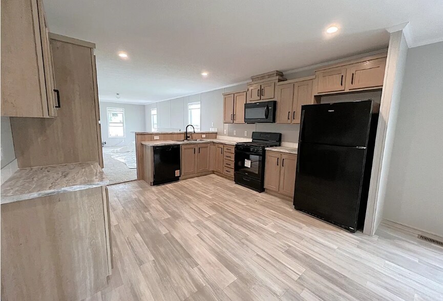 Building Photo - 6588 N Hampshire Dr