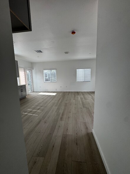 Building Photo - 987 Tepee Ln