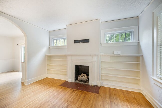 Building Photo - Beautifully updated House in Rivermont