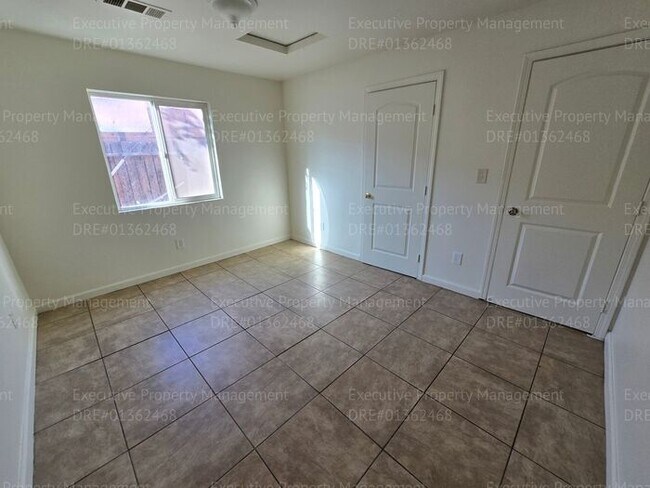 Building Photo - 3 bedroom/ 2 bathroom home