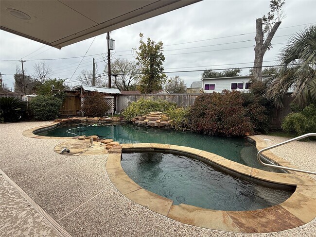 Building Photo - 822 Hidden Valley Dr