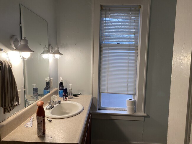 Building Photo - 11 W 14th St