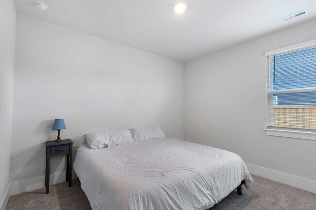 Building Photo - Spacious 4 Bedroom Home in Blake Farm