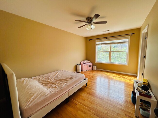 Building Photo - Incredible 4 bedroom/5 bath Tri-level home in Willoughby Park in NW Greensboro with finished base...