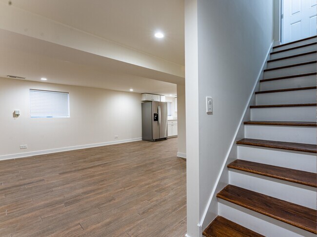 Building Photo - 5117 W Cullom Ave